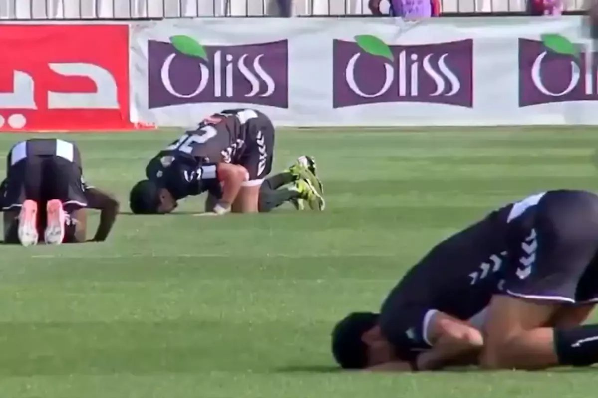 Hakem düdüğü çalınca yere yığıldılar