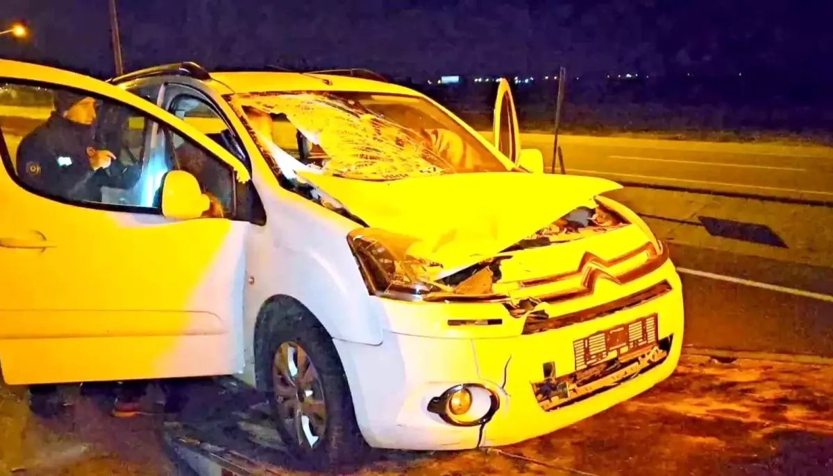 Aksaray'da hafif ticari araç yayaya çarptı: 1'i ağır 2 yaralı