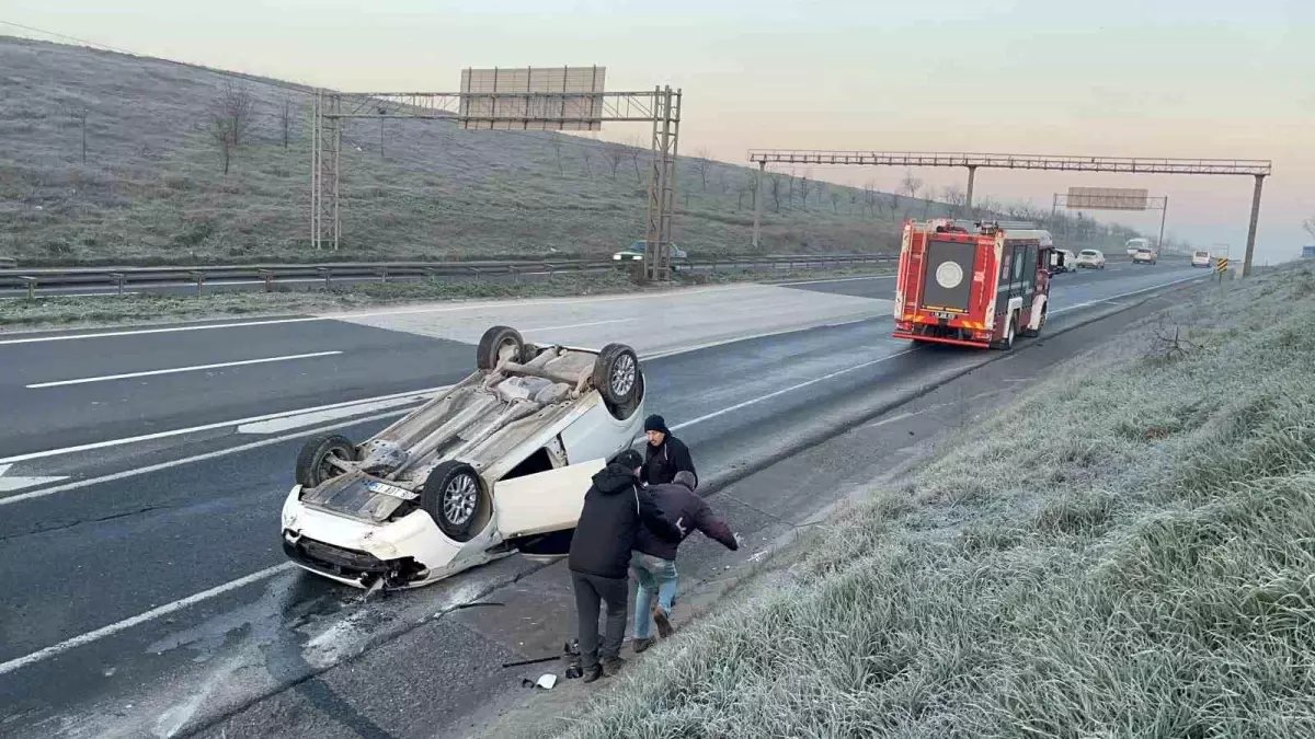 Takla atan otomobildeki 3 arkadaş emniyet kemeri sayesinde yara almadan kurtuldu
