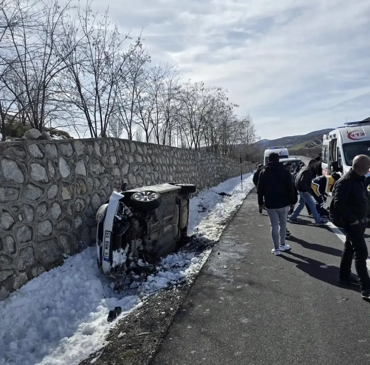 İstinat duvarına çarpan otomobil devrildi: 5 yaralı
