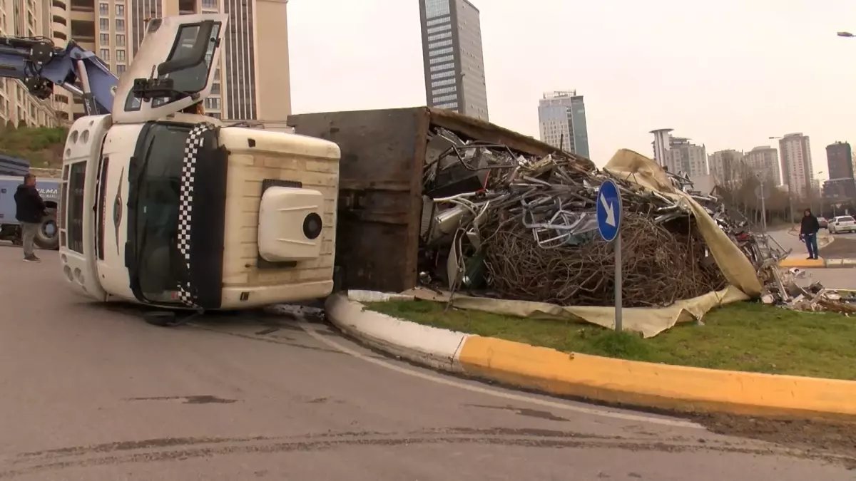 Ataşehir'de hurda yüklü kamyon dönüş yaptığı sırada devrildi
