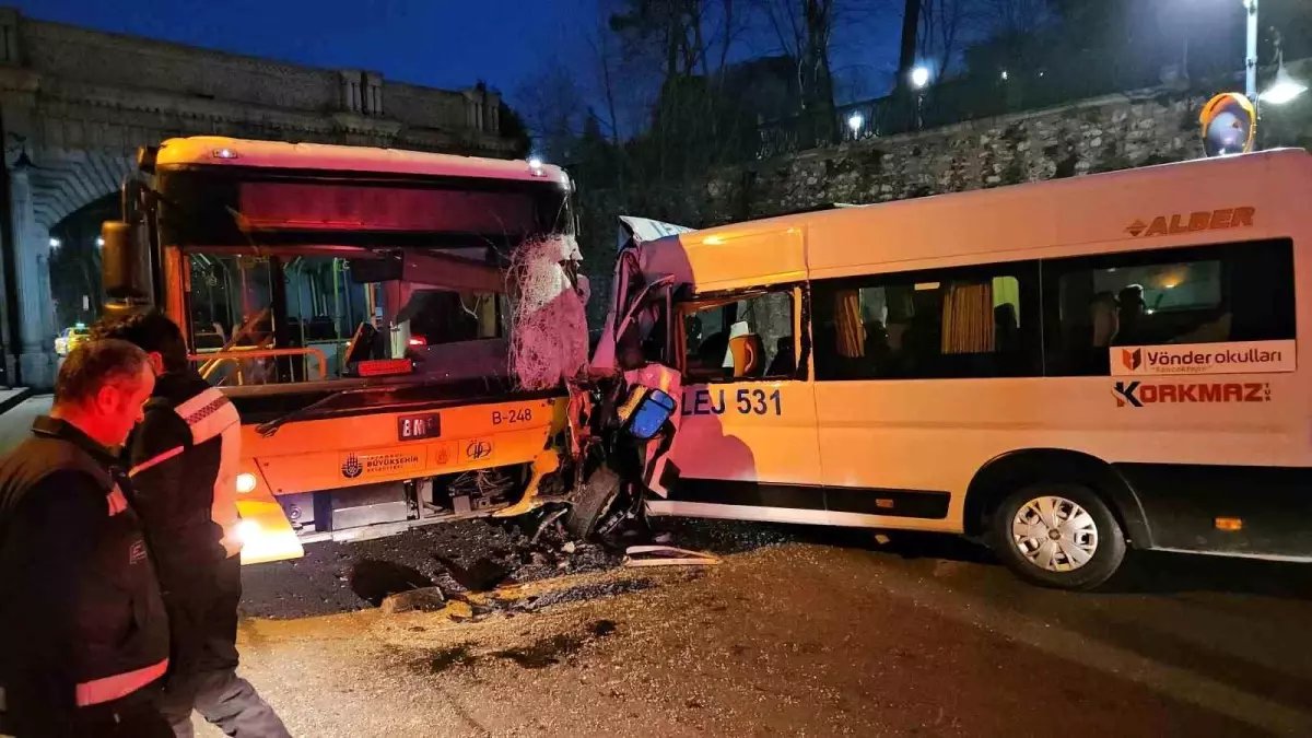Beşiktaş'ta servis minibüsüyle İETT otobüsü kafa kafaya çarpıştı: 2 yaralı