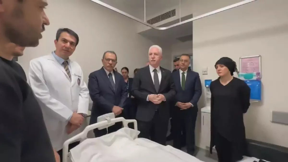 İstanbul Valisi Davut Gül, bıçaklanan öğrenciyi ziyaret etti