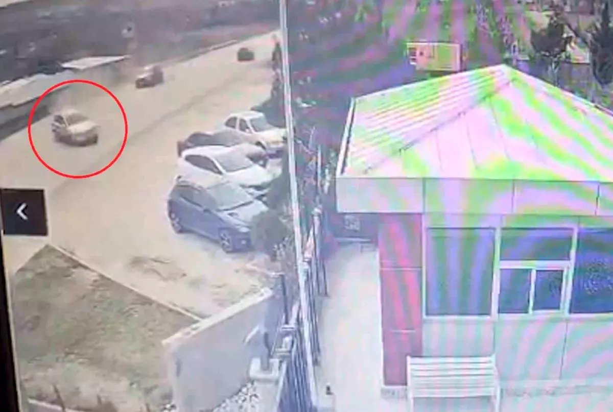 Trafikte korku dolu anlar kamerada: Otomobil böyle savruldu