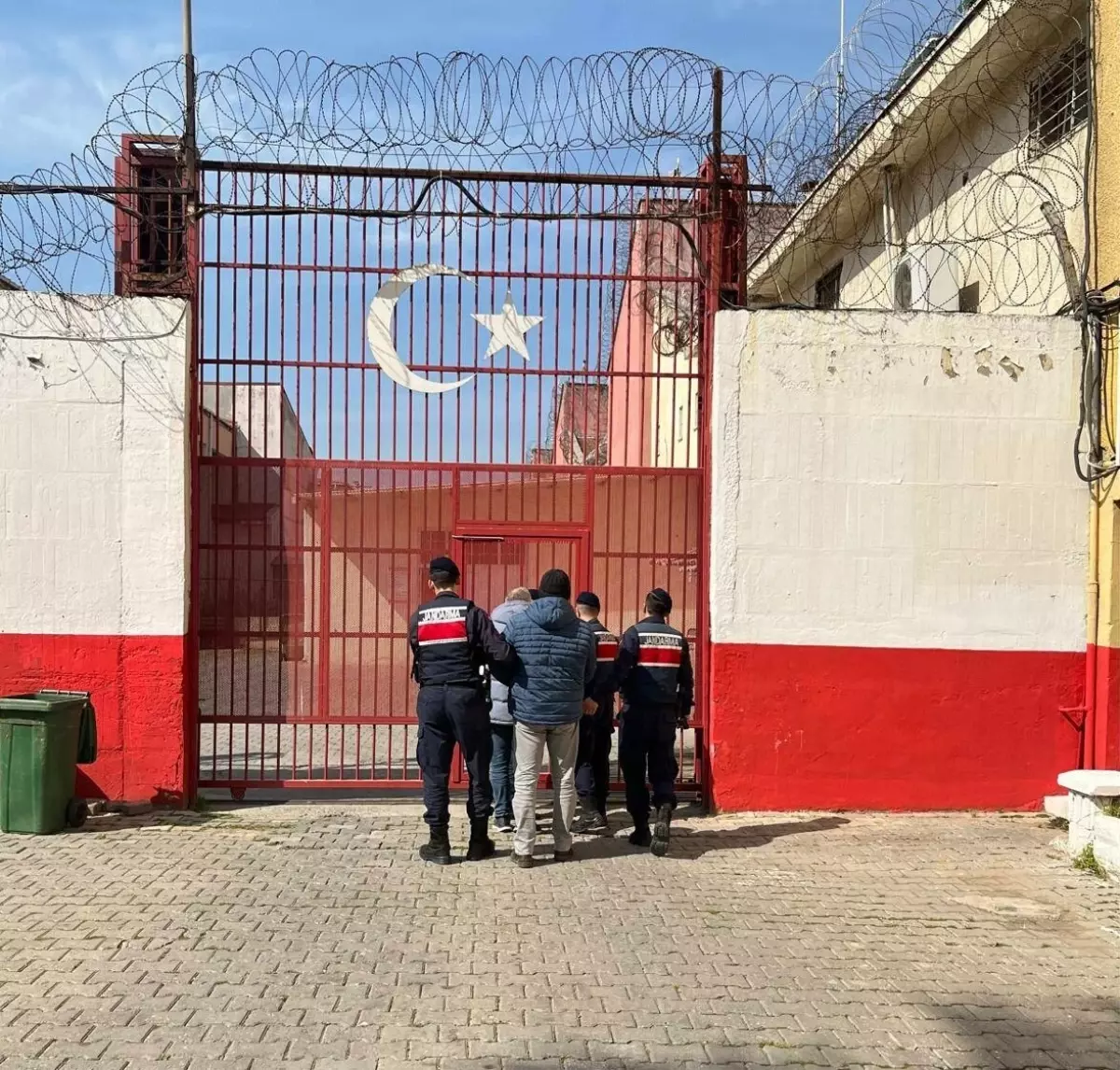 Aydın'da FETÖ/PYD üyesi 2 firari hükümlü yakalandı