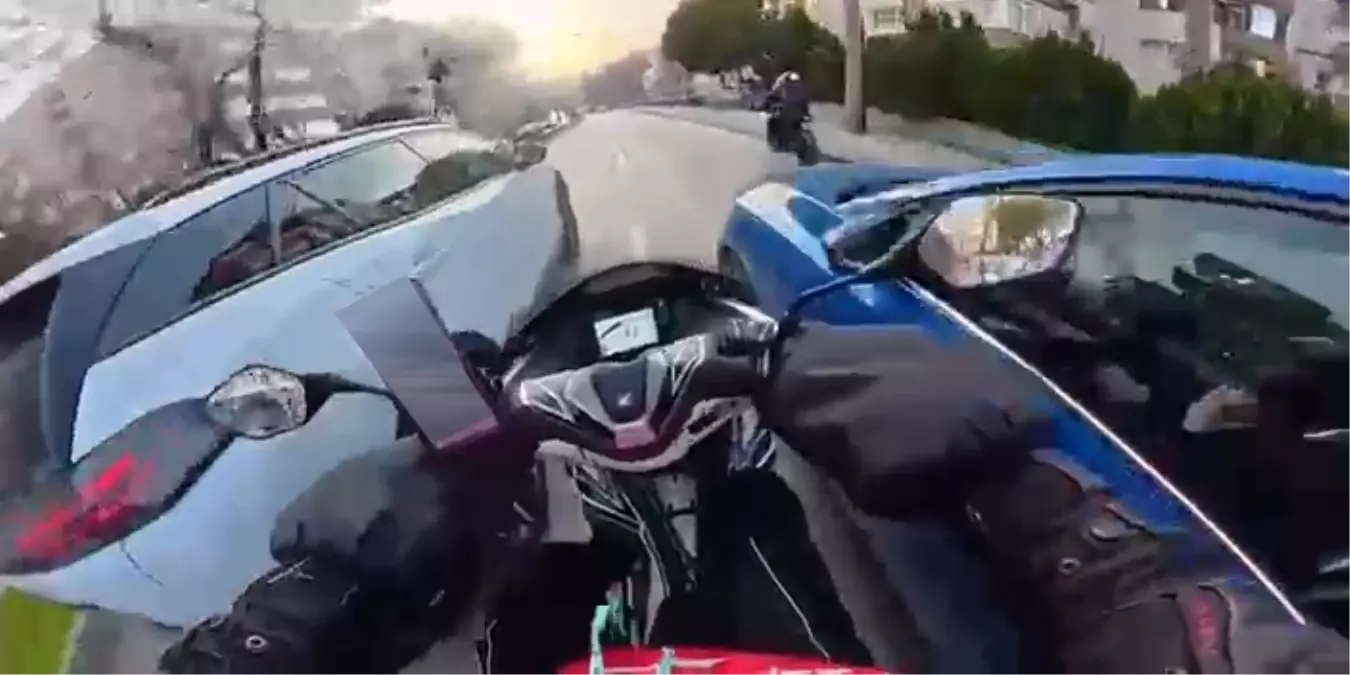 Motosikletiyle 2 aracın arasından geçmeye çalışan kurye kaza yaptı