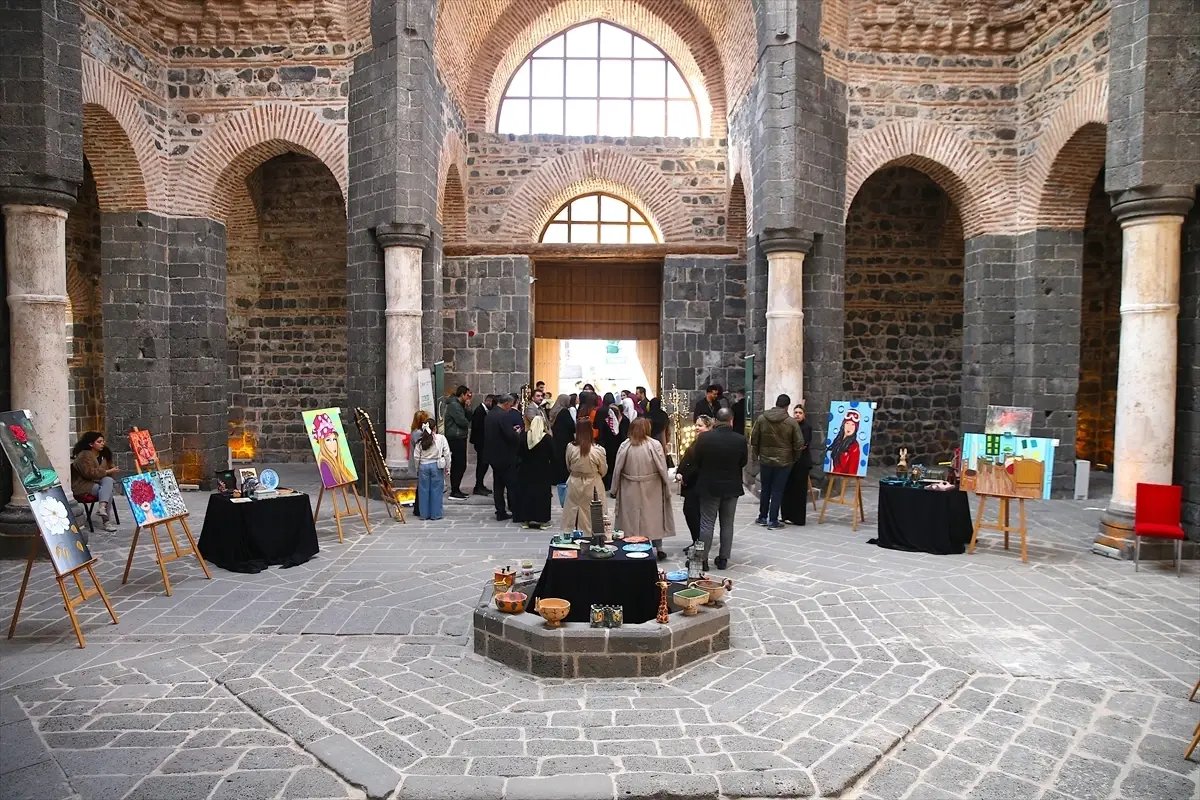 Diyarbakır'da bağımlılıkla mücadele edenlerin duygularını yansıttığı resimler sergilendi