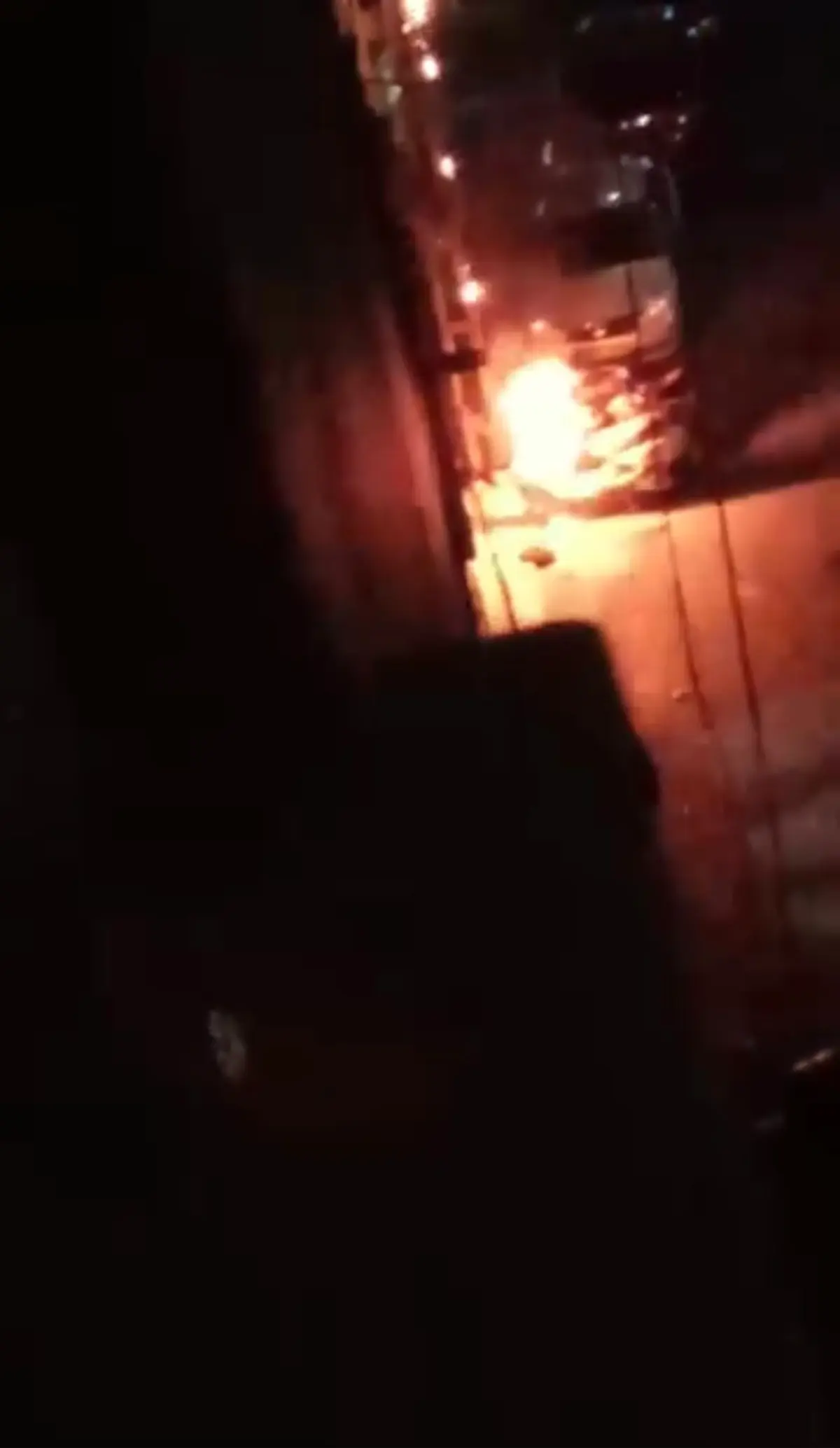 İstanbul -Şişli'de aydınlatma direğinde patlama; 3 motosiklet yandı