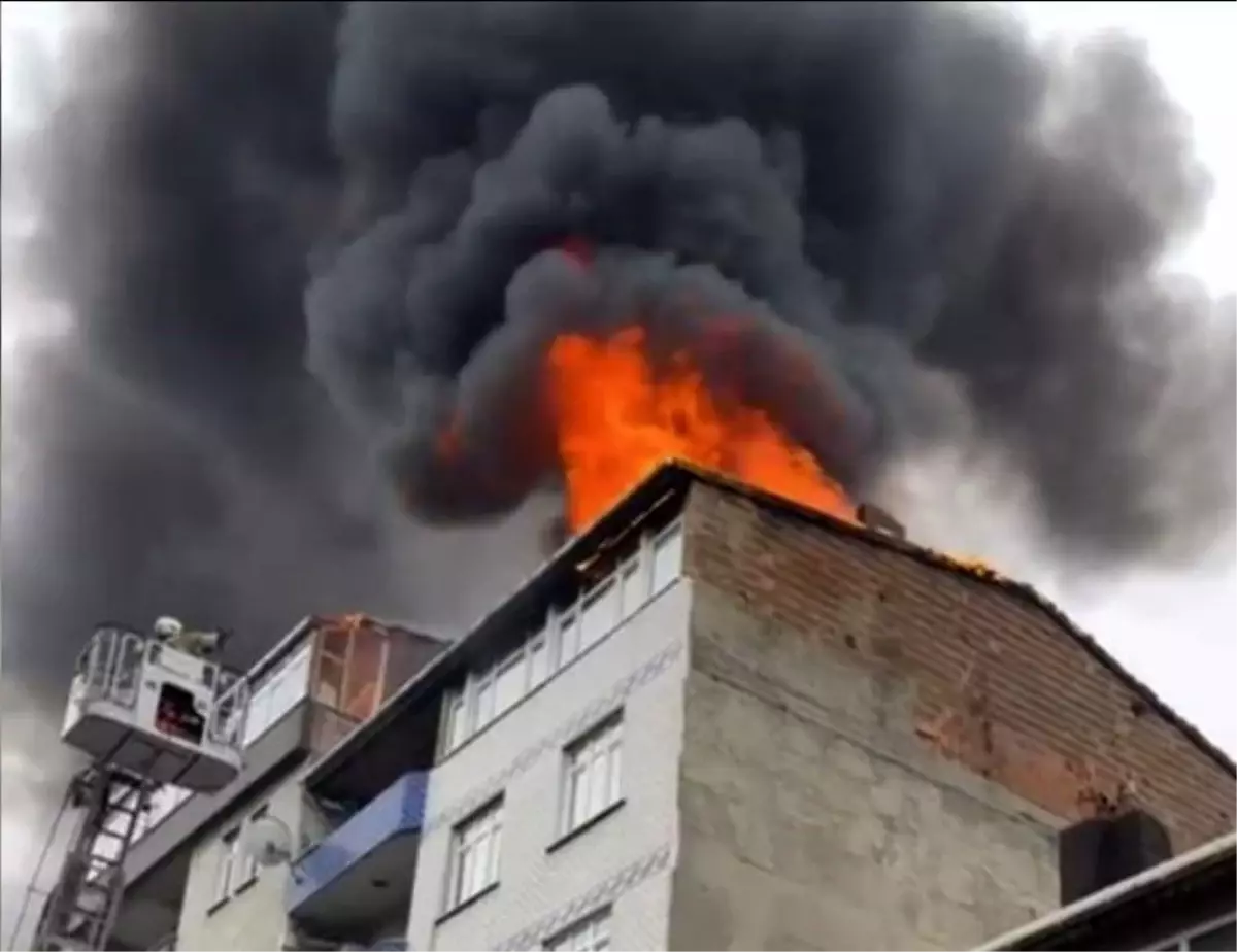 Sultangazi'de 6 katlı binada yangın paniği yaşandı, 2 kişi dumandan etkilendi