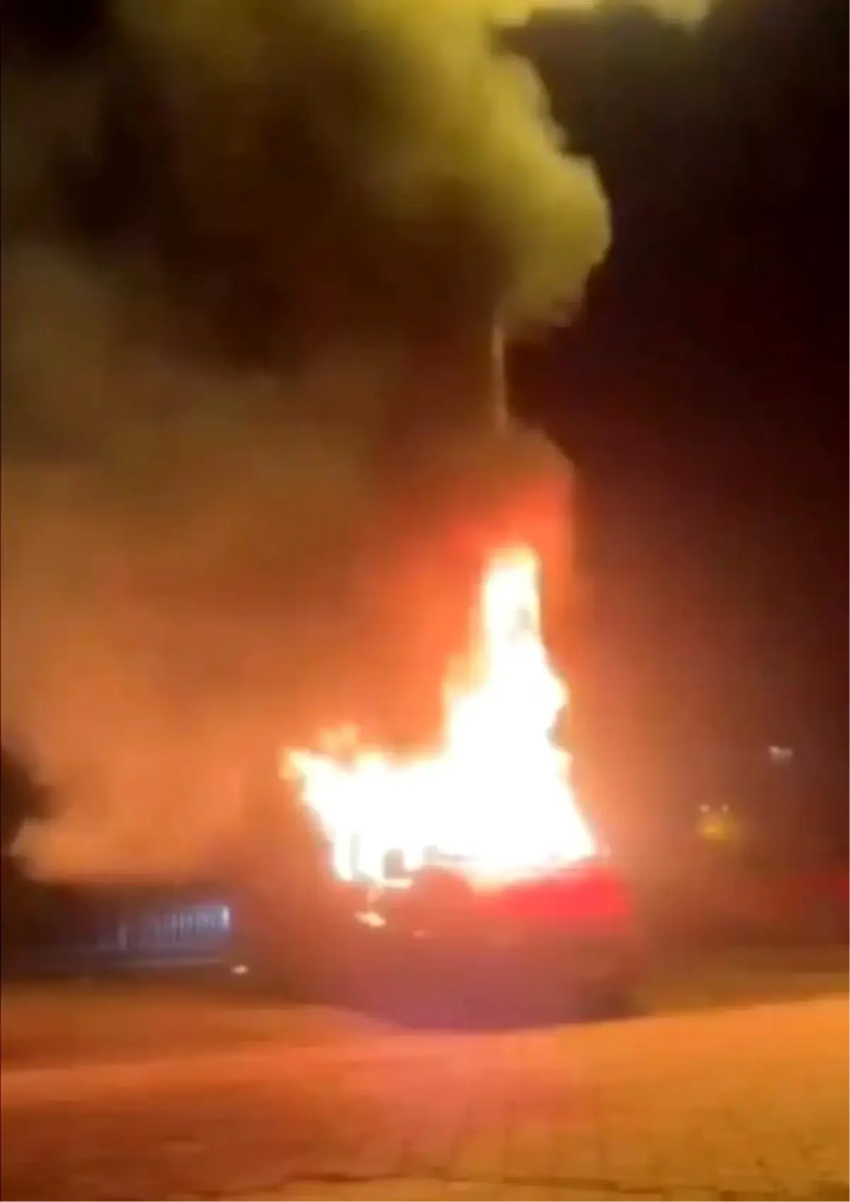 Park halindeki minibüs alevlere teslim oldu