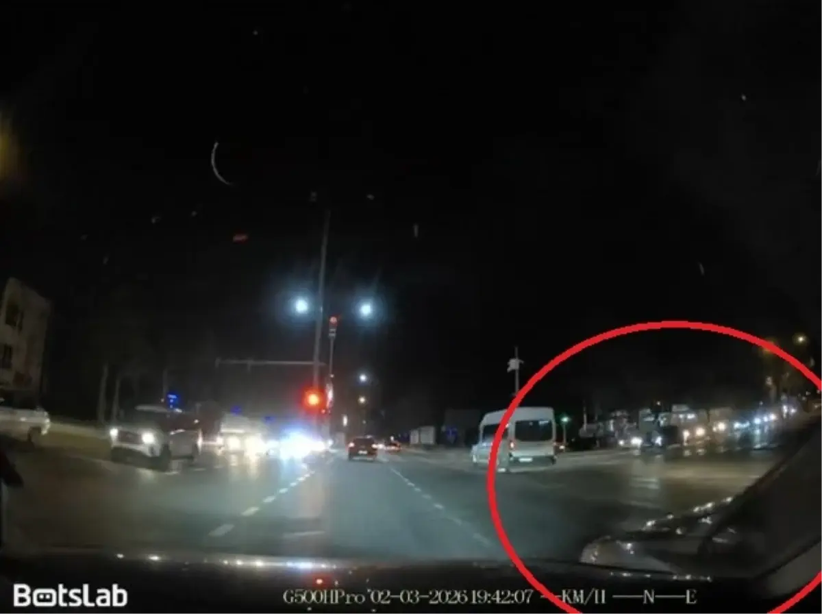 Otomobiliyle başka bir araca çarpıp kaçtı; o anlar kamerada