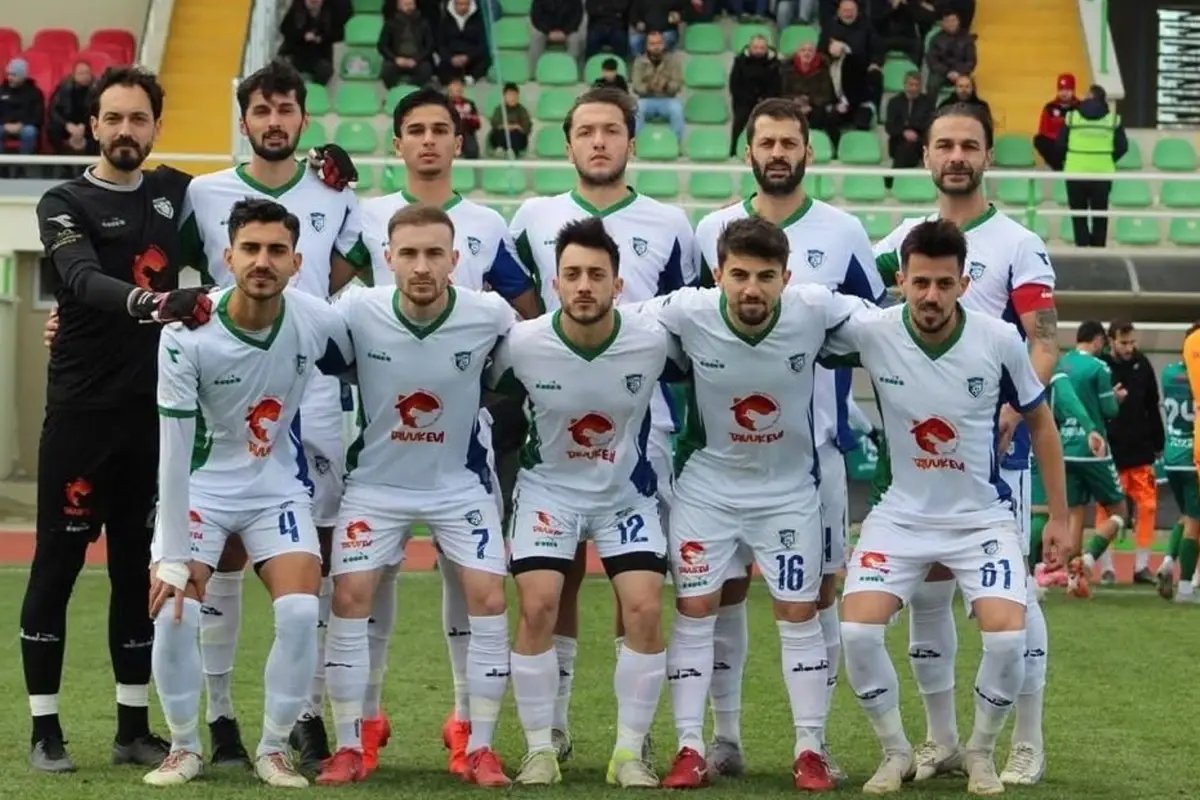 Hakem kararlarına isyan edip apar topar ligden çekildiler