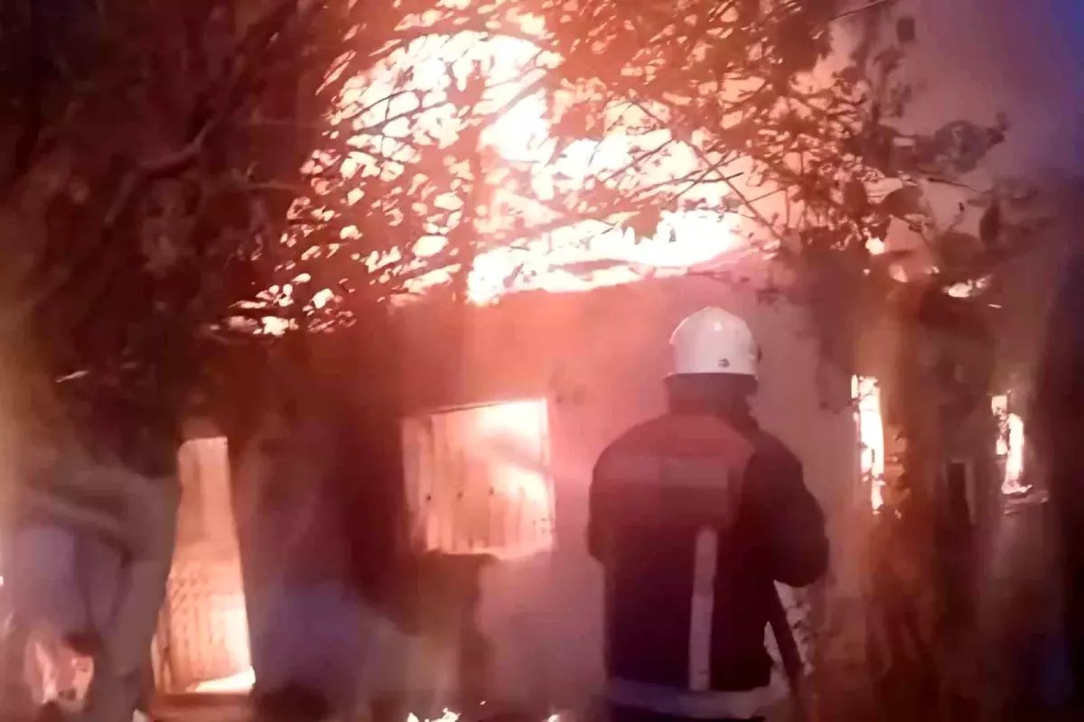 Sobadan çıkan yangın evi kül etti