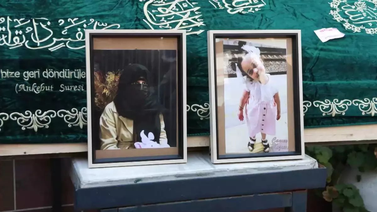 Zeytinburnu'nda denizde ölü bulunan anne ve kızı son yolculuğuna uğurlandı