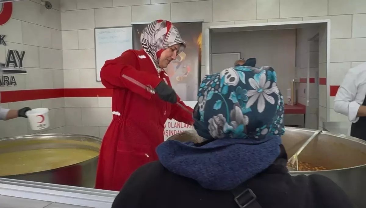 Türk Kızılay Genel Başkanı Yılmaz, ihtiyaç sahiplerine yemek dağıttı