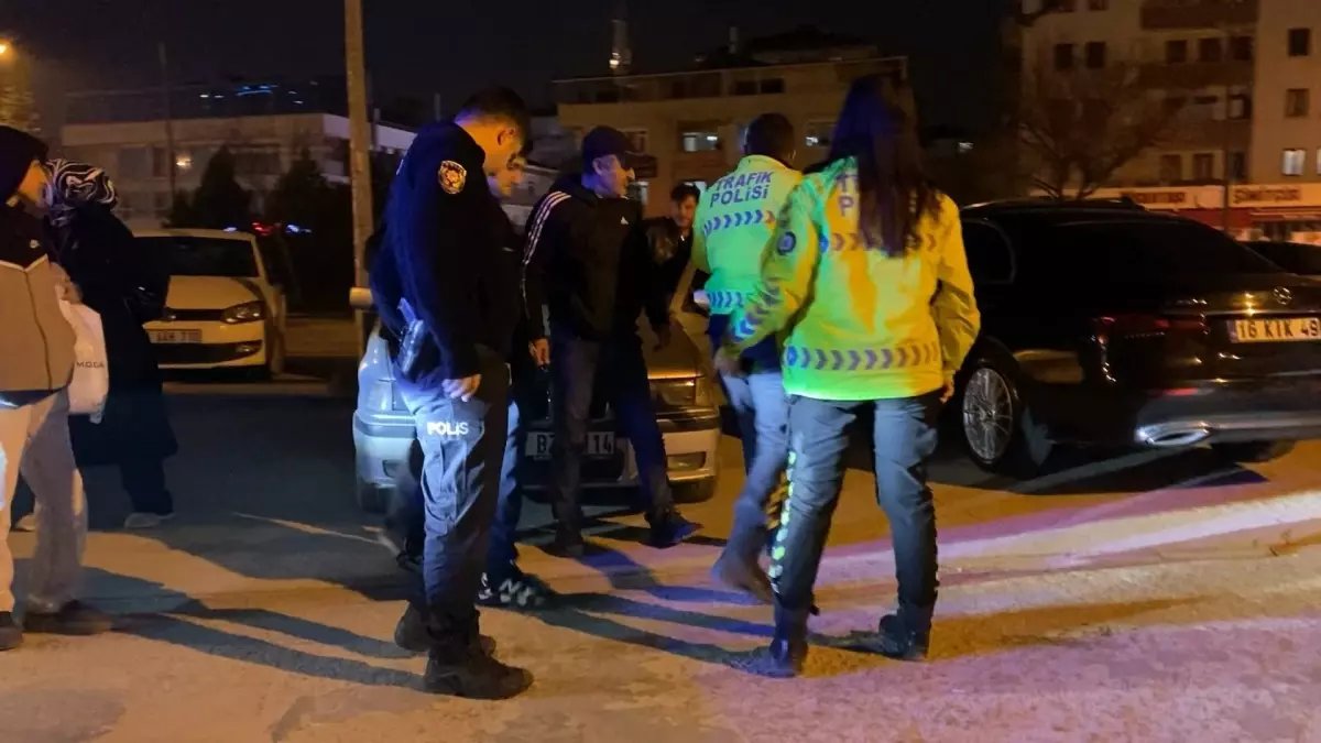 Yüksek sesle müzik dinleyen sürücünün aracı trafikten menedildi; baba polise direndi