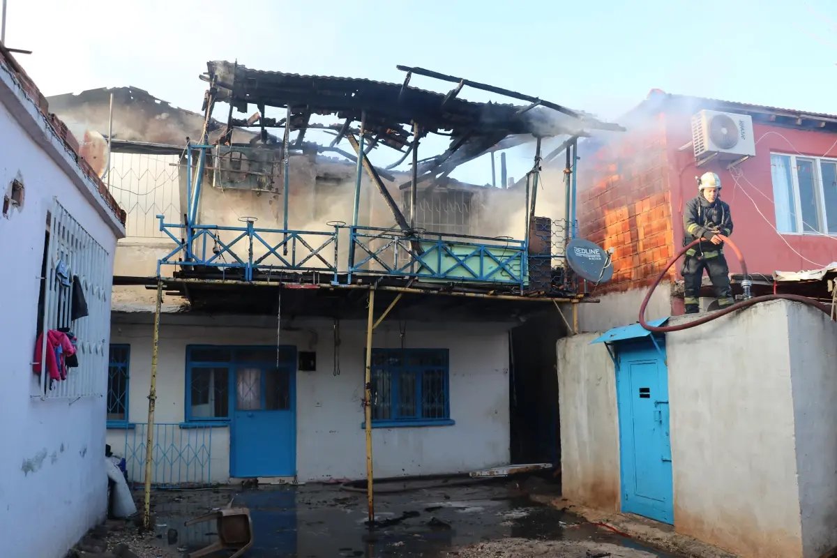 Antalya'da 2 katlı ev sobadan çıkan yangında küle döndü