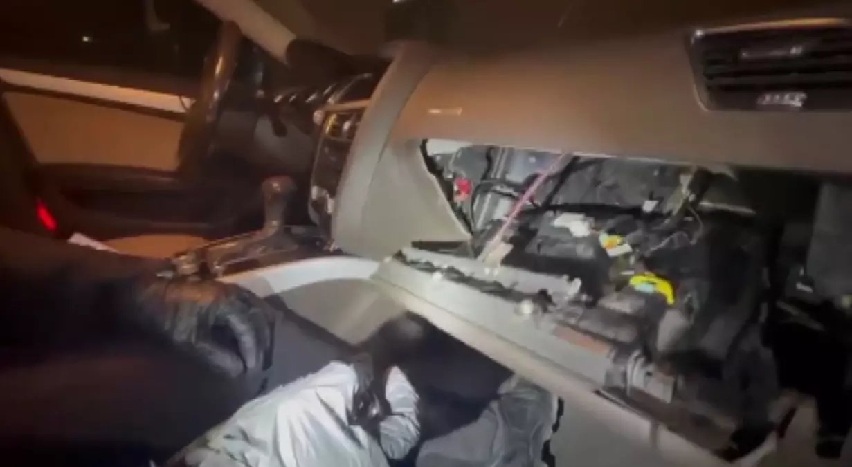 Ankara'da otomobildeki gizli bölmede silah ve uyuşturucu ele geçirildi; 1 gözaltı