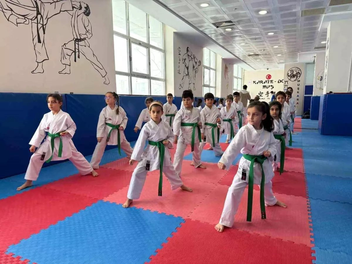 Muş'ta karate antrenmanları hız kesmeden sürüyor