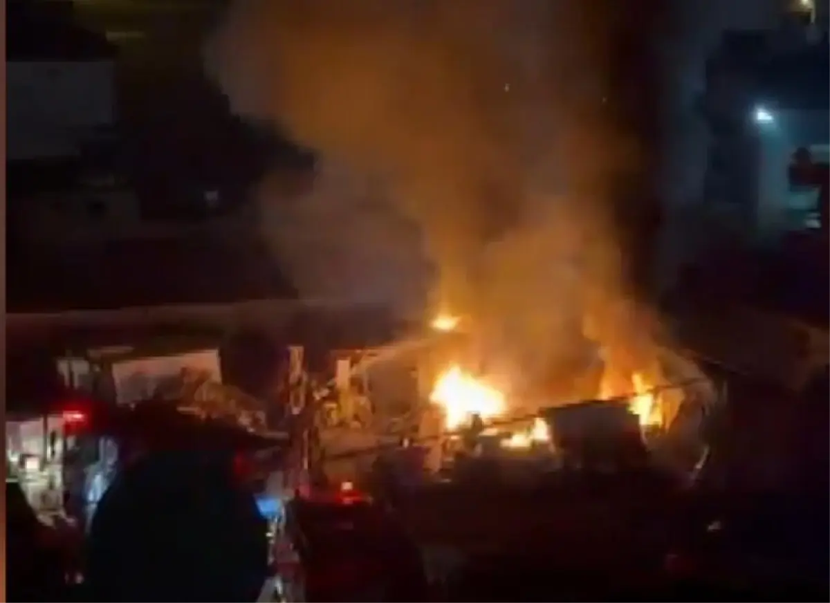 Arnavutköy'de hurdalıkta çıkan yangın söndürüldü