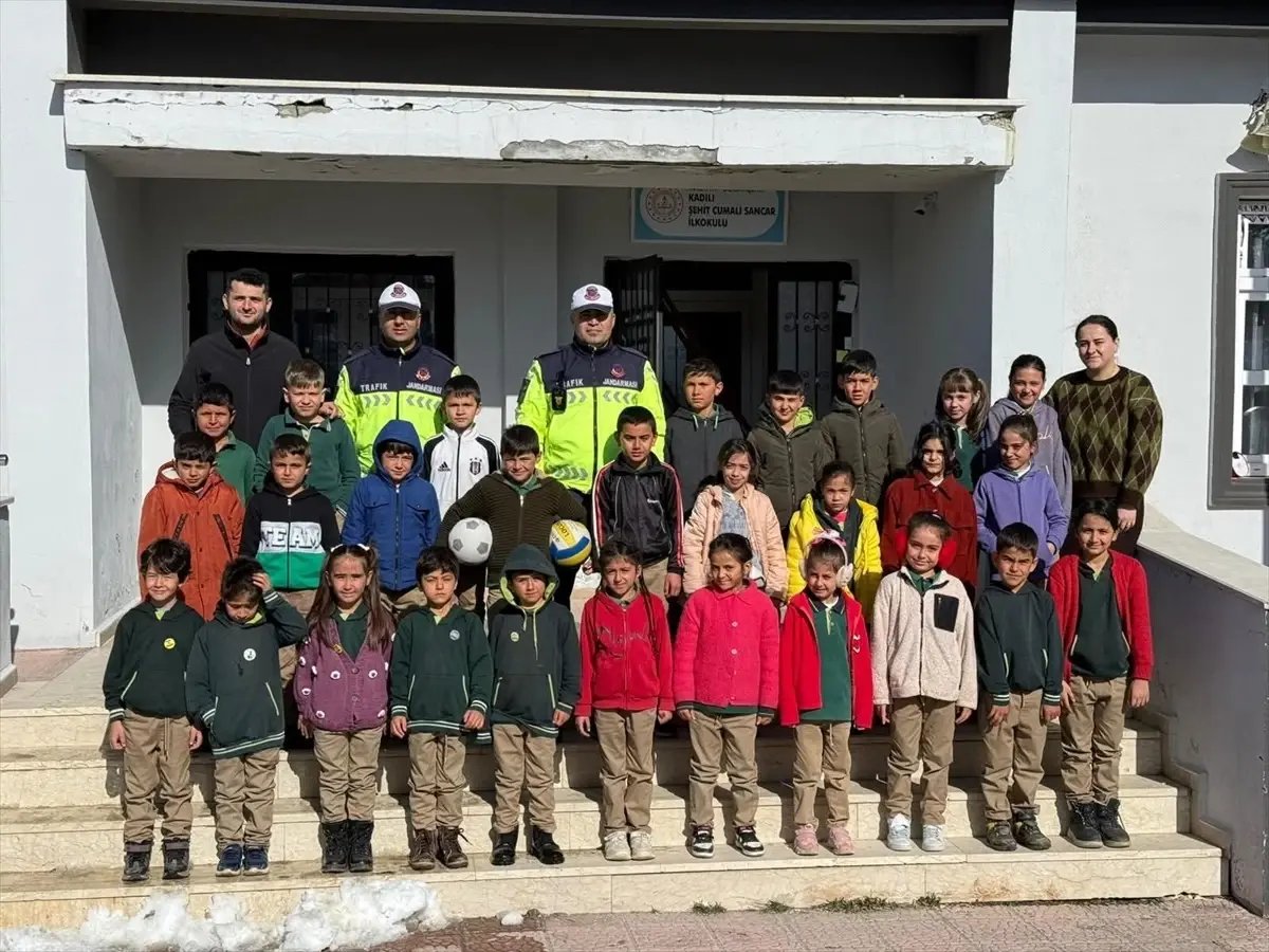Doğanşehir'de jandarmadan öğrencilere trafik semineri