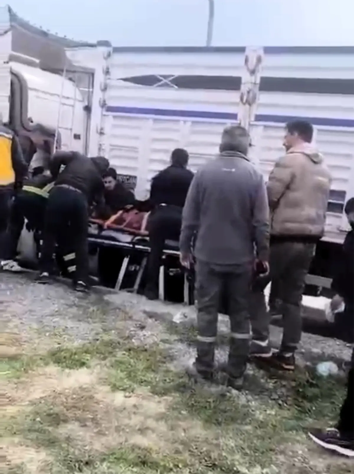 TIR'ın çarptığı kadın ağır yaralandı