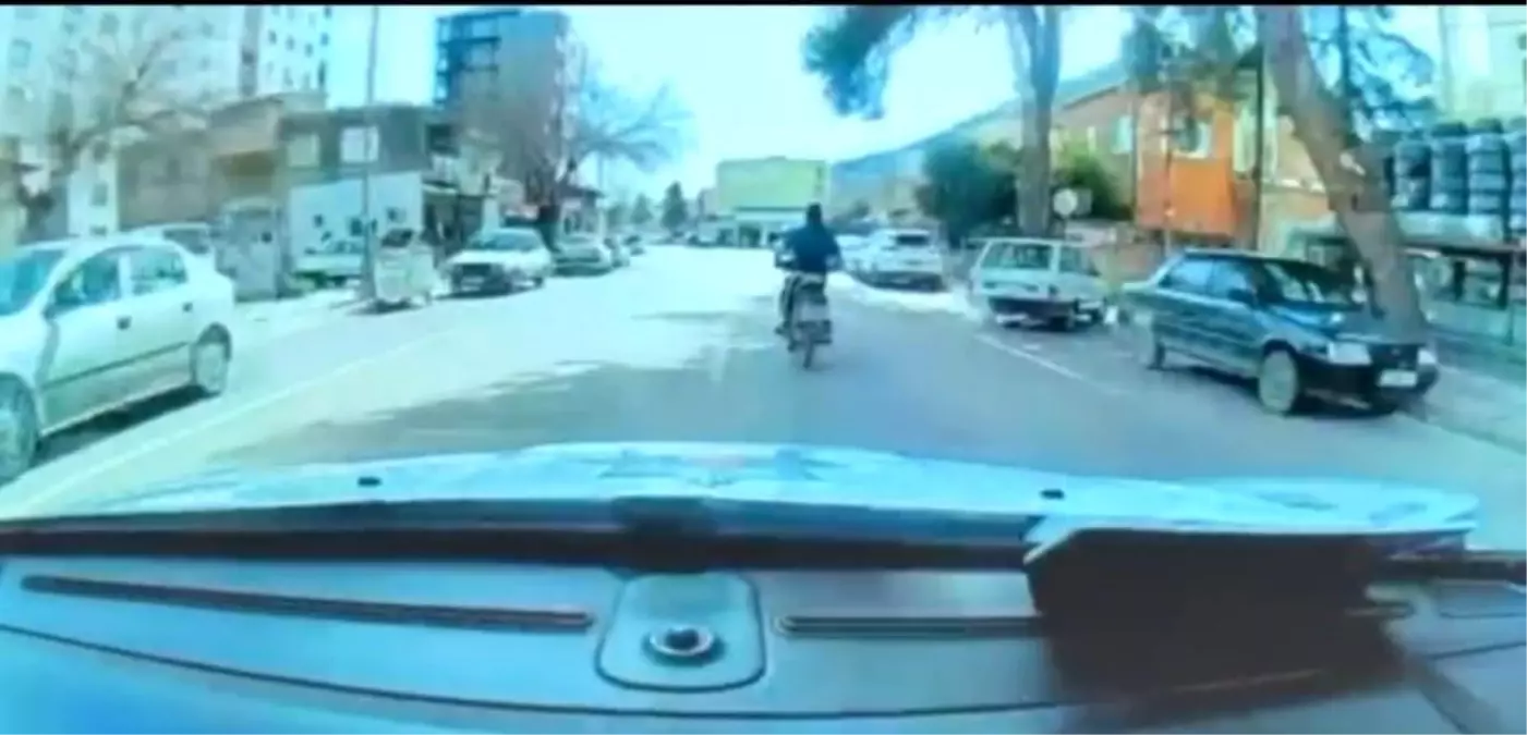 Aranan firari motosiklet sürerken polise yakalandı