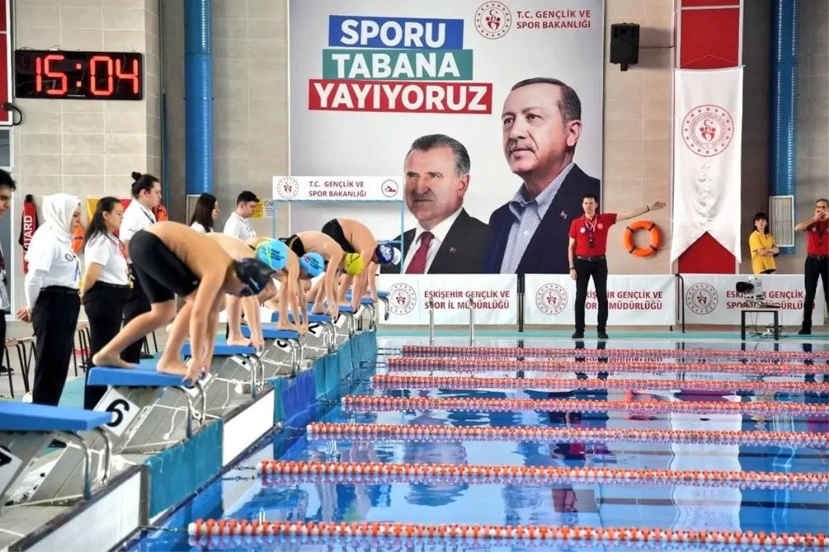 Eskişehir'de yüzme müsabakaları başladı