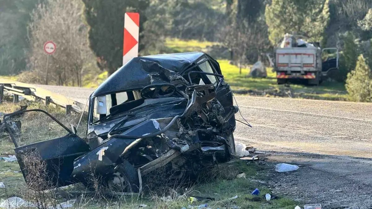 Kamyonla çarpışan otomobil demir yığınına döndü: 1 ölü, 5 yaralı