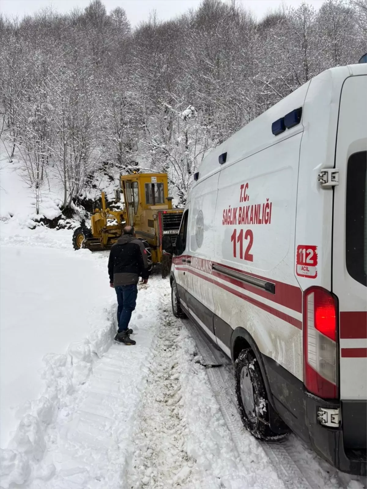 Tokat'ta kara saplanan ambulansı İl Özel İdaresi ekipleri kurtardı