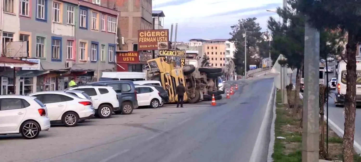 Devrilen tır park halindeki 7 araca çarptı