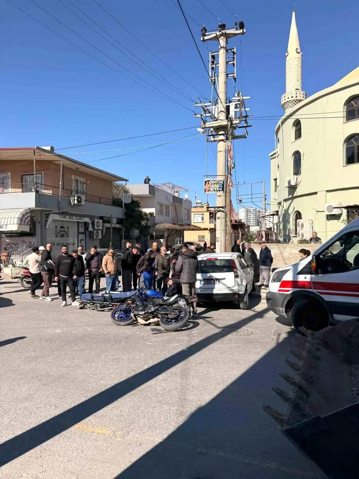 Tarsus'ta otomobil ile motosiklet çarpıştı: 2 yaralı