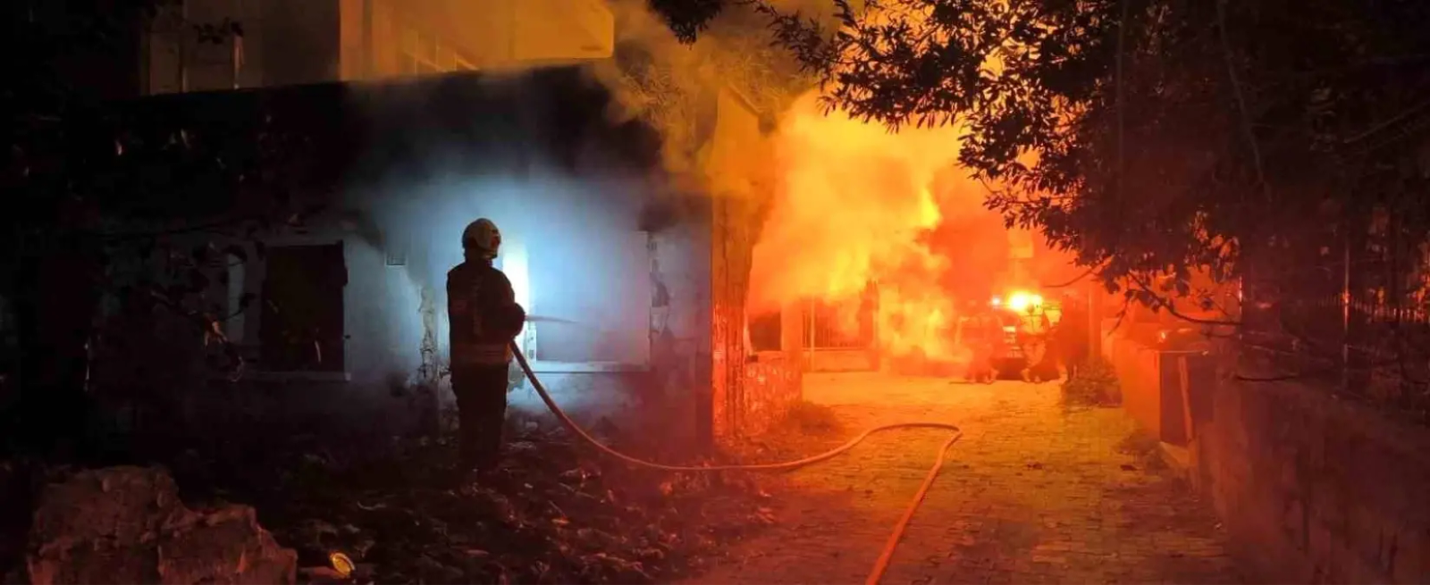 Samandağ'da metruk ev yangını