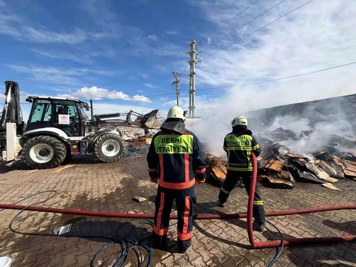 Besni'de tütün fabrikasında korkutan yangın