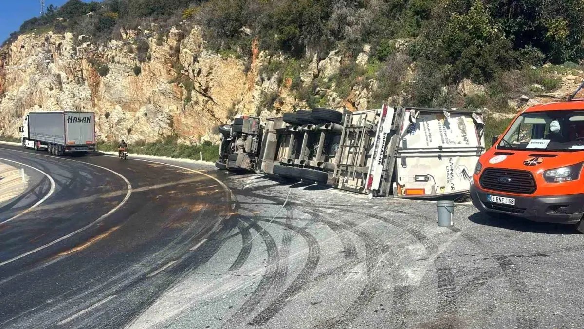 Gazipaşa'da muz yüklü tır devrildi
