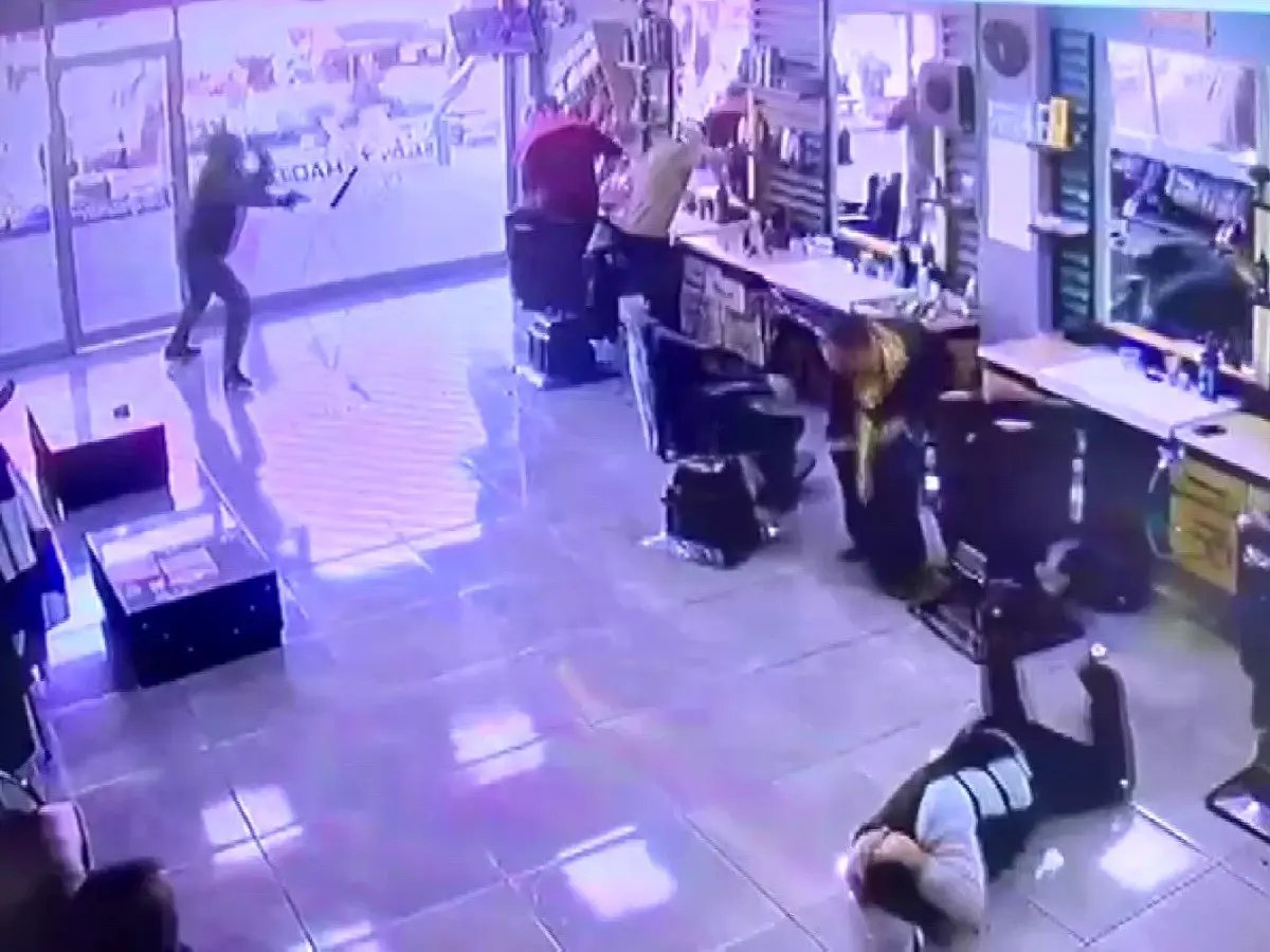 Adana'da berberde böyle ateş etti: 1 yaralı