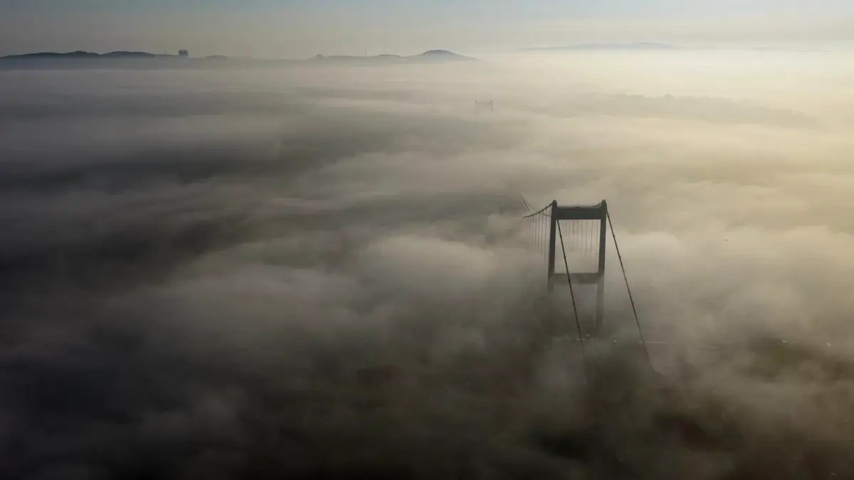 İstanbul'da Sis Etkili Oldu: Fatih Sultan Mehmet Köprüsü Sis İçinde Kaldı