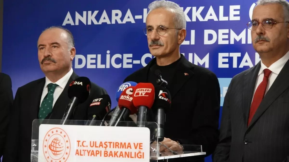 Bakan Uraloğlu'ndan 'Süper Hızlı Tren' müjdesi; Ankara-İstanbul arası 80 dakikaya düşüyor