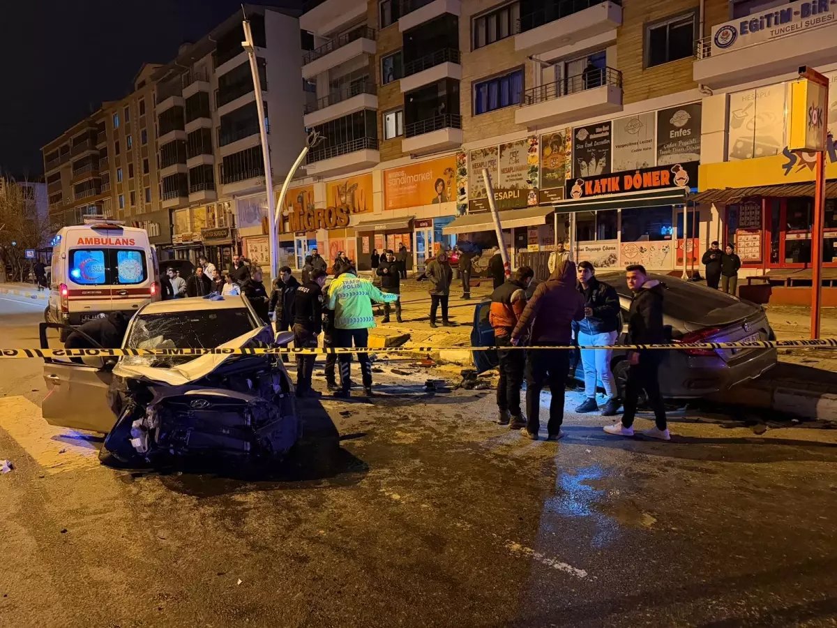 Tunceli'de iki otomobil kafa kafaya çarpıştı: 4 yaralı