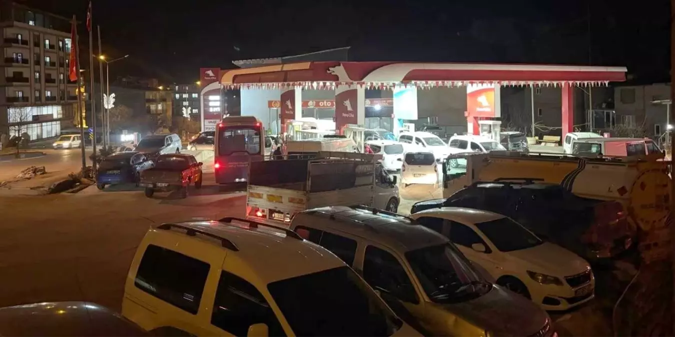 Hakkari'de akaryakıt kuyruğu: Zam beklentisi istasyonları doldurdu