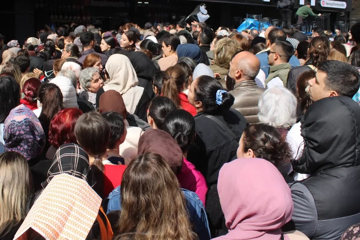 Aydın'da indirim izdihamı: Ezilen ve bayılanlar hastaneye kaldırıldı