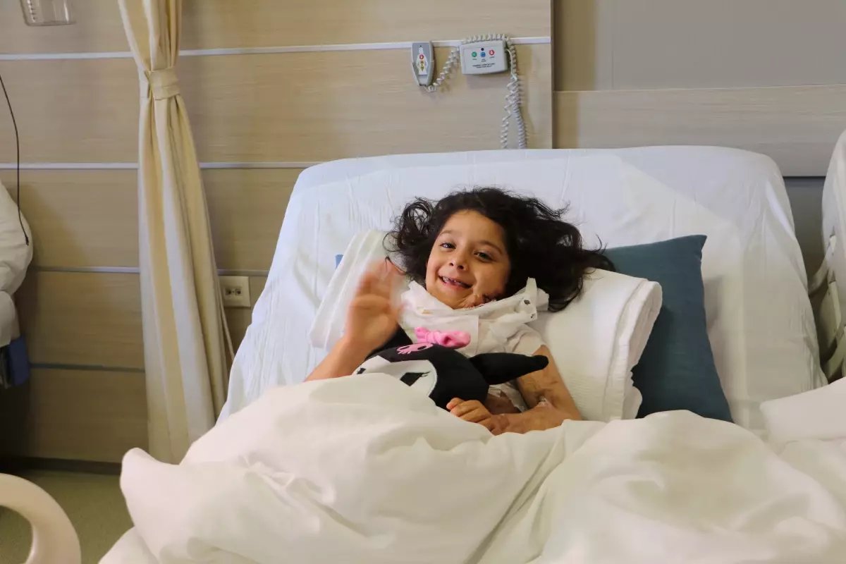 Ankara'da gerçekleştirilen deri nakli operasyonuyla Gülşah'ın çenesi boynundan ayrıldı