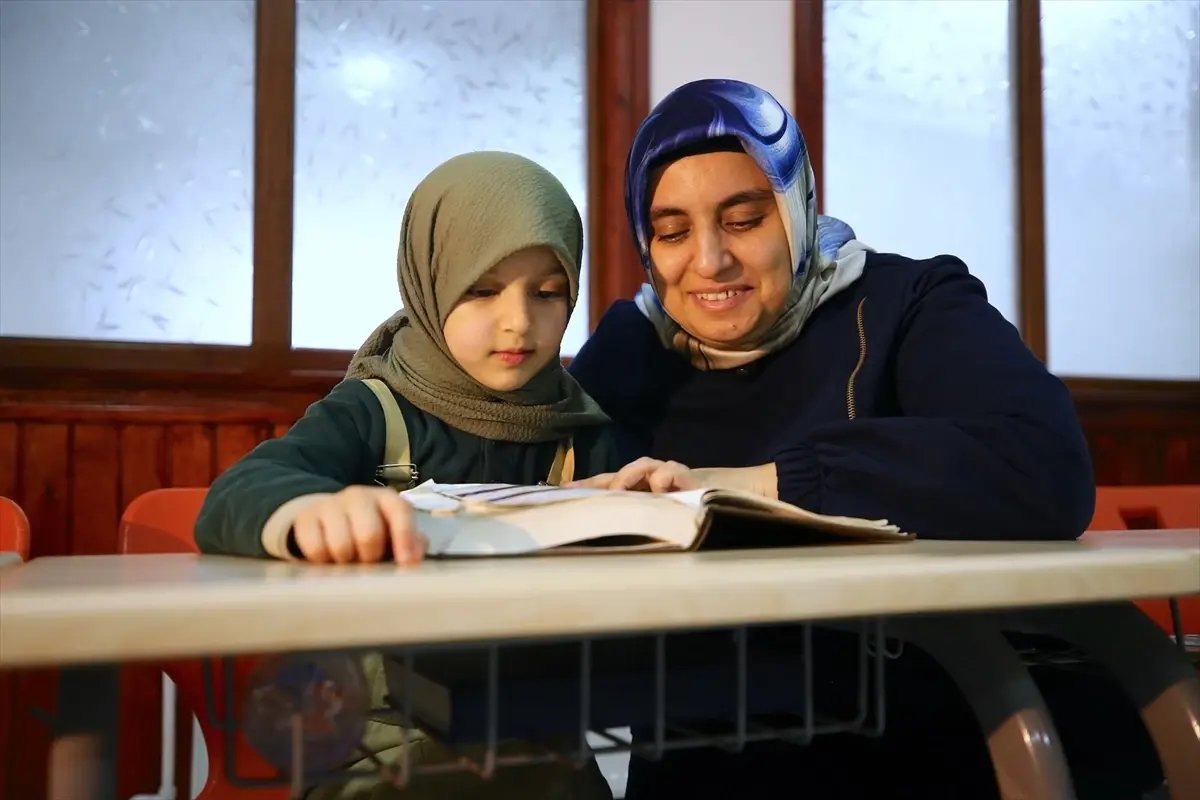 Çevresini silüet olarak gören kadın, yediden yetmişe Kur'an-ı Kerim öğretiyor