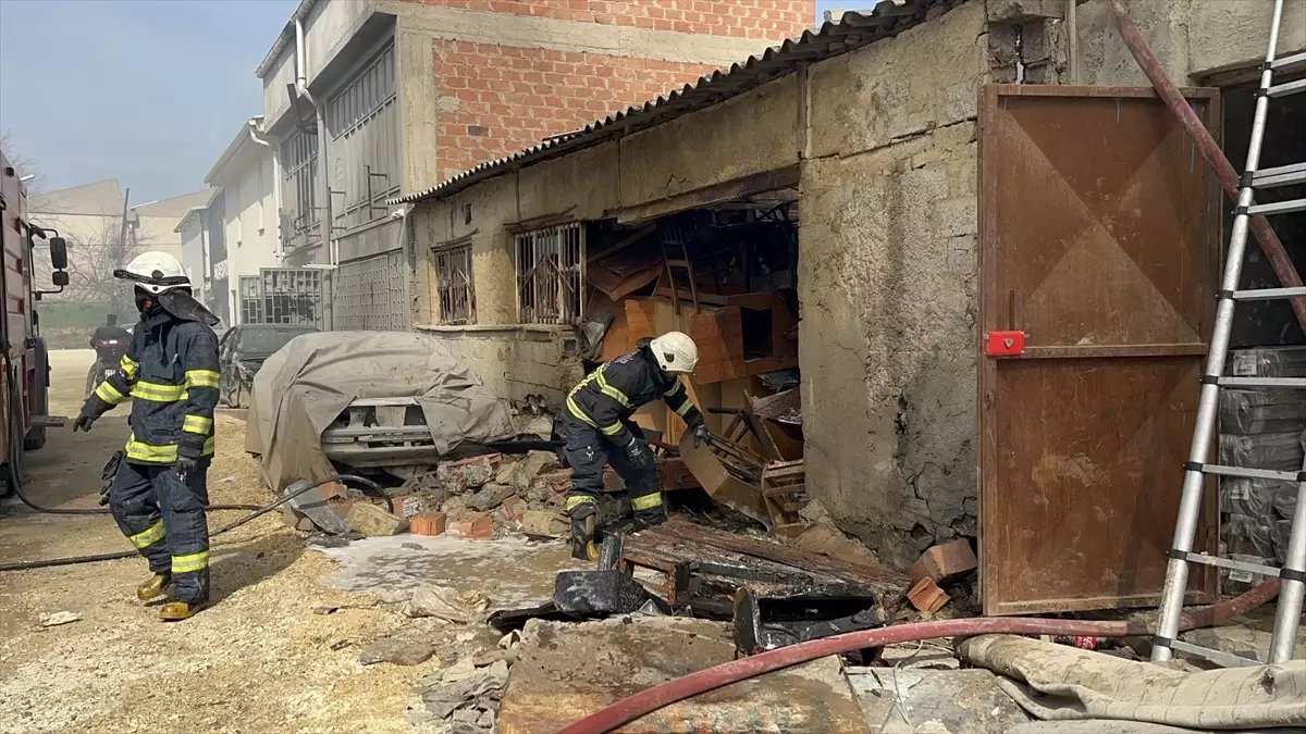 Eskişehir'de mobilya atölyesinin deposunda çıkan yangın söndürüldü