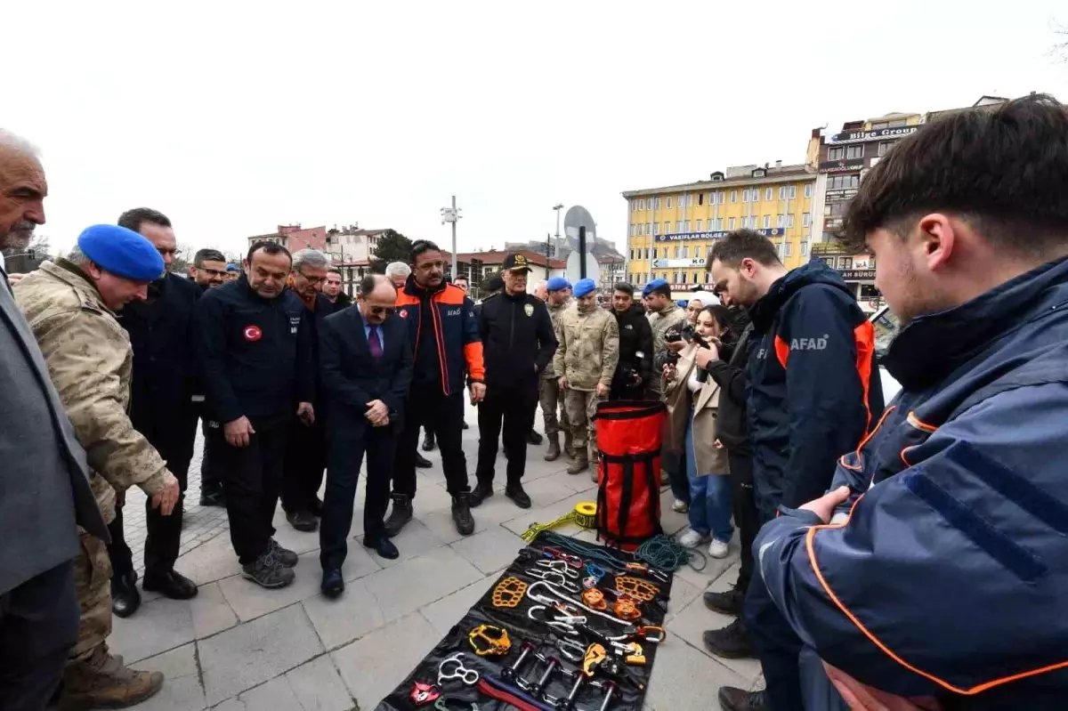 Kastamonu'da arama ve kurtarma ekiplerinin kullandığı malzemeler sergilendi