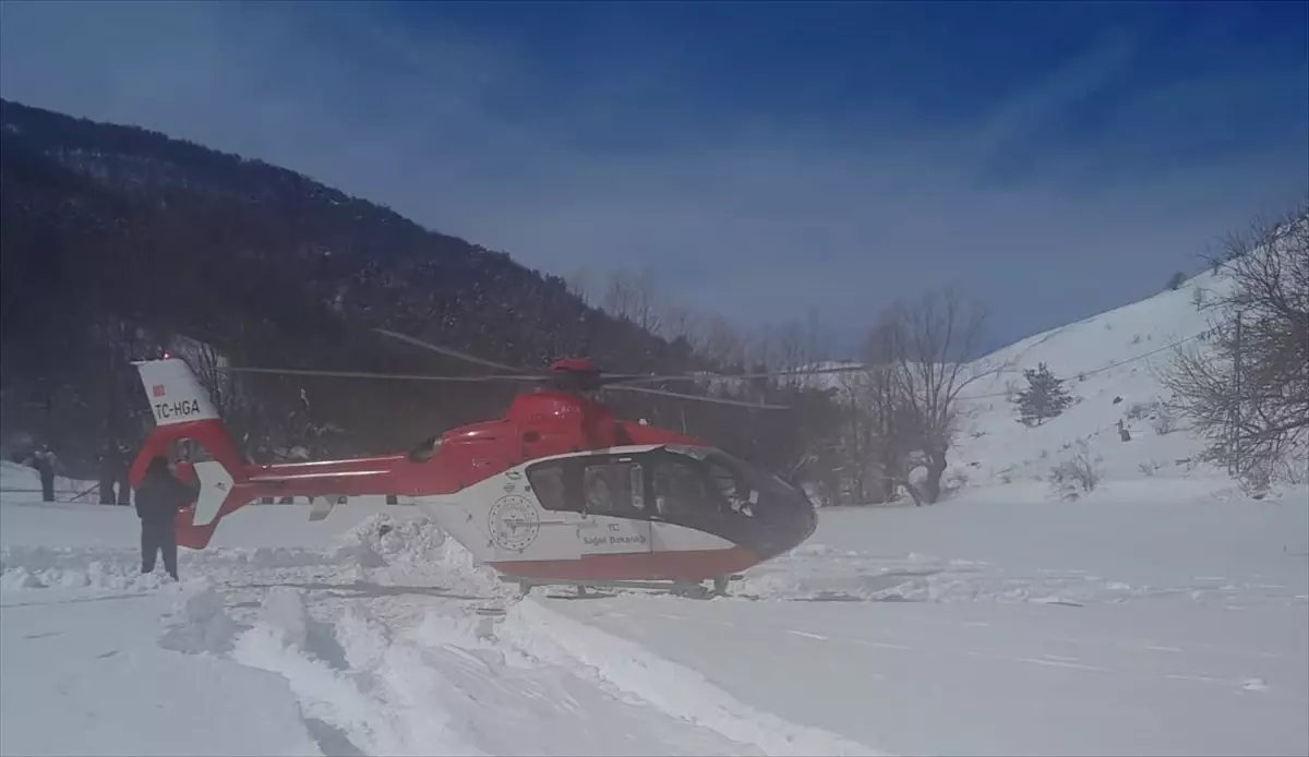 Tokat'ta kar nedeniyle yolu kapanan köydeki hasta ambulans helikopterle hastaneye kaldırıldı