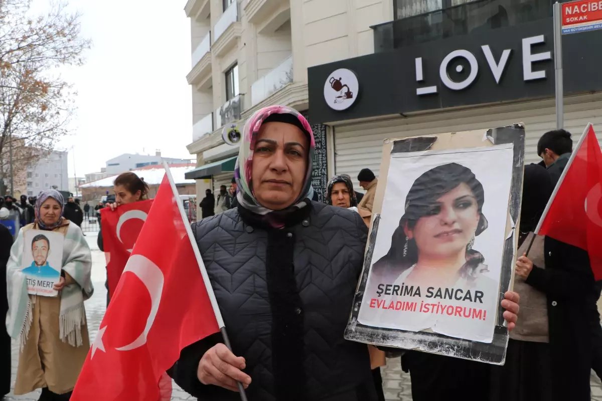 Dağa kaçırılan çocukları için eylem yapan aileler DEM Parti binası önünde