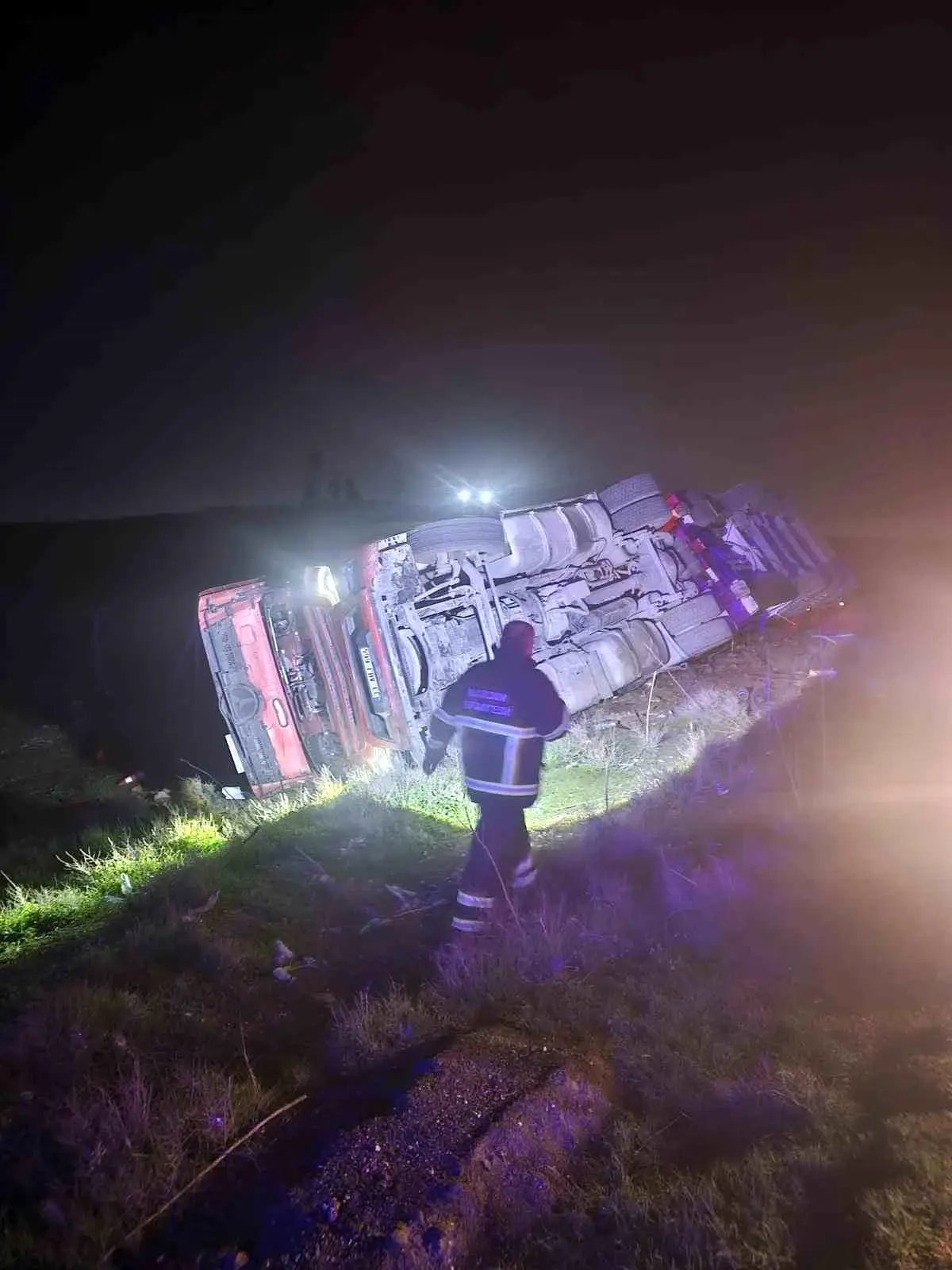 Mardin'de tır devrildi: 1 yaralı