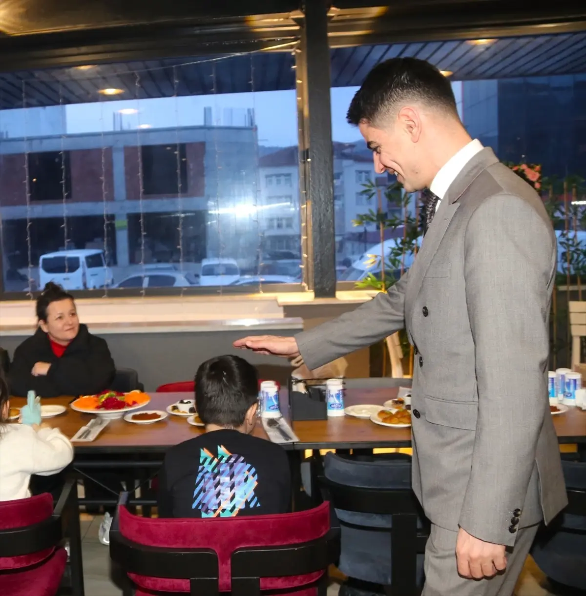 Taşova Kaymakamı Kartal, çocuklarla iftar yaptı