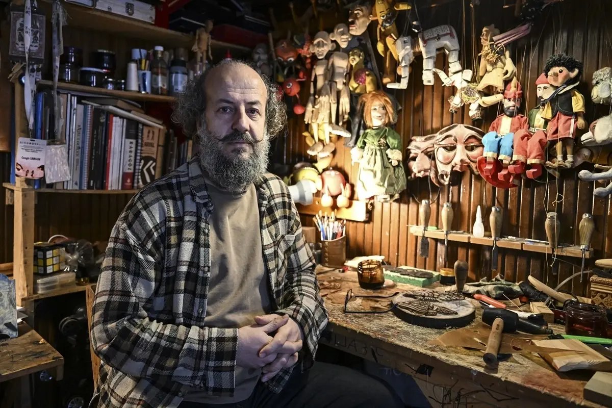 Karagöz'ü zamana uyarlayarak geleneksel Türk tiyatrosunu bugüne taşıyor